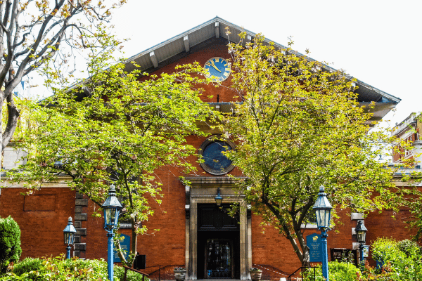 Entrada a la Iglesia de San Pablo