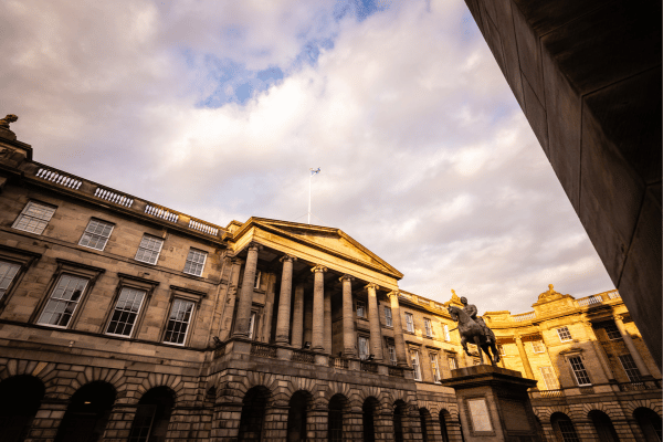 Parlement statue Charles II + Tombe de John Knox