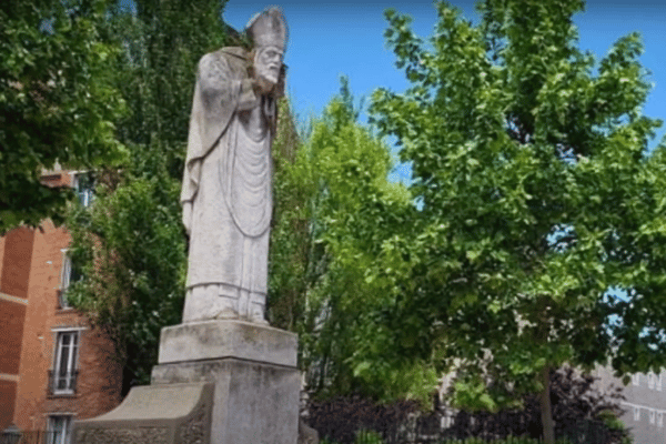 Statue of Saint-Denis